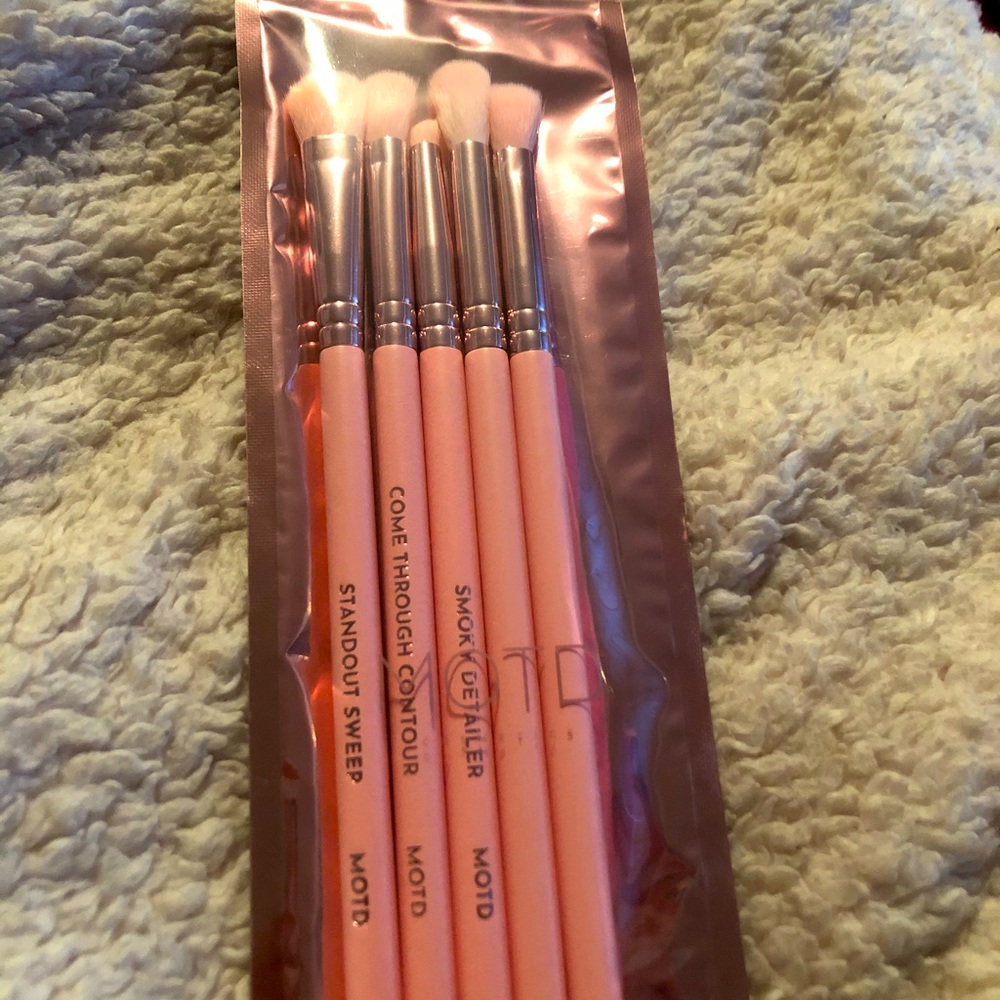 SOLD Professional Motd eyeshadow brushes - Picture 1 of 3